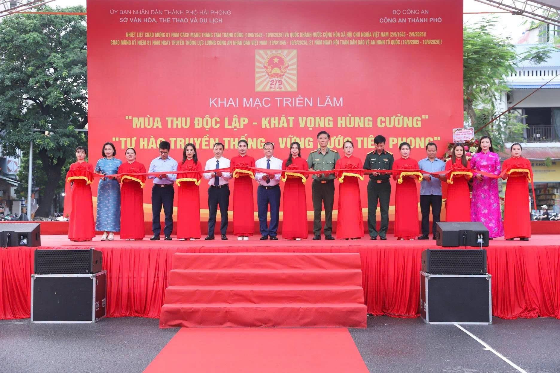 Khai mạc triển lãm “Mùa Thu độc lập - Khát vọng hùng cường” và “Tự hào truyền thống - Vững bước tiên phong”